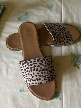 Ollio Leopard Slide Sandals in Beige and Black
